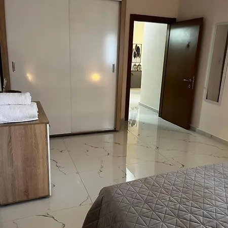Apartment Io *